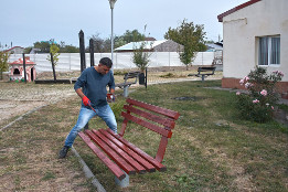 Lucrări de întreținere la mobilierul de joacă de la Grădinița Potigrafu-2017-10 Lucrări de întreținere la mobilierul de joacă de la Grădinița Potigrafu-2017-10